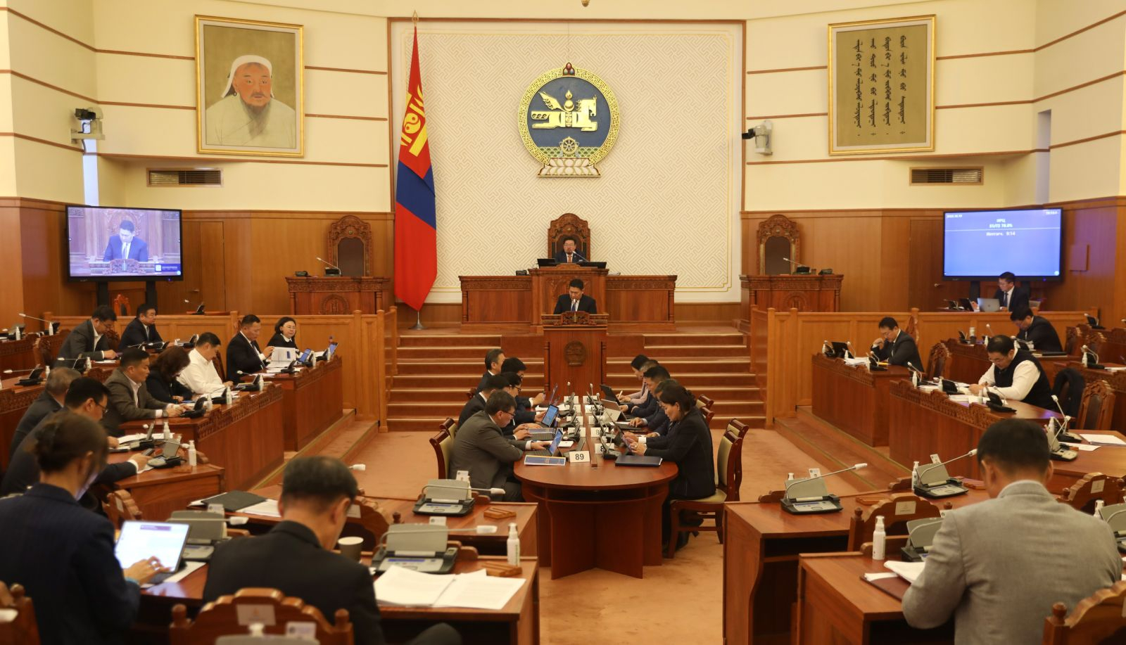 Монгол Улсын 2024 оны төсвийн тухай хуулийг хэлэлцэж эхэллээ