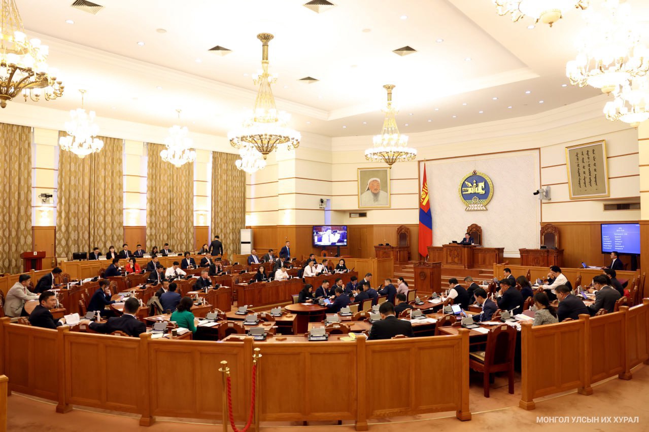 Монгол Улсын 2024 оны төсвийн тухай хуультай хамт өргөн мэдүүлсэн хуулийн төслүүдийг хэлэлцэж байна