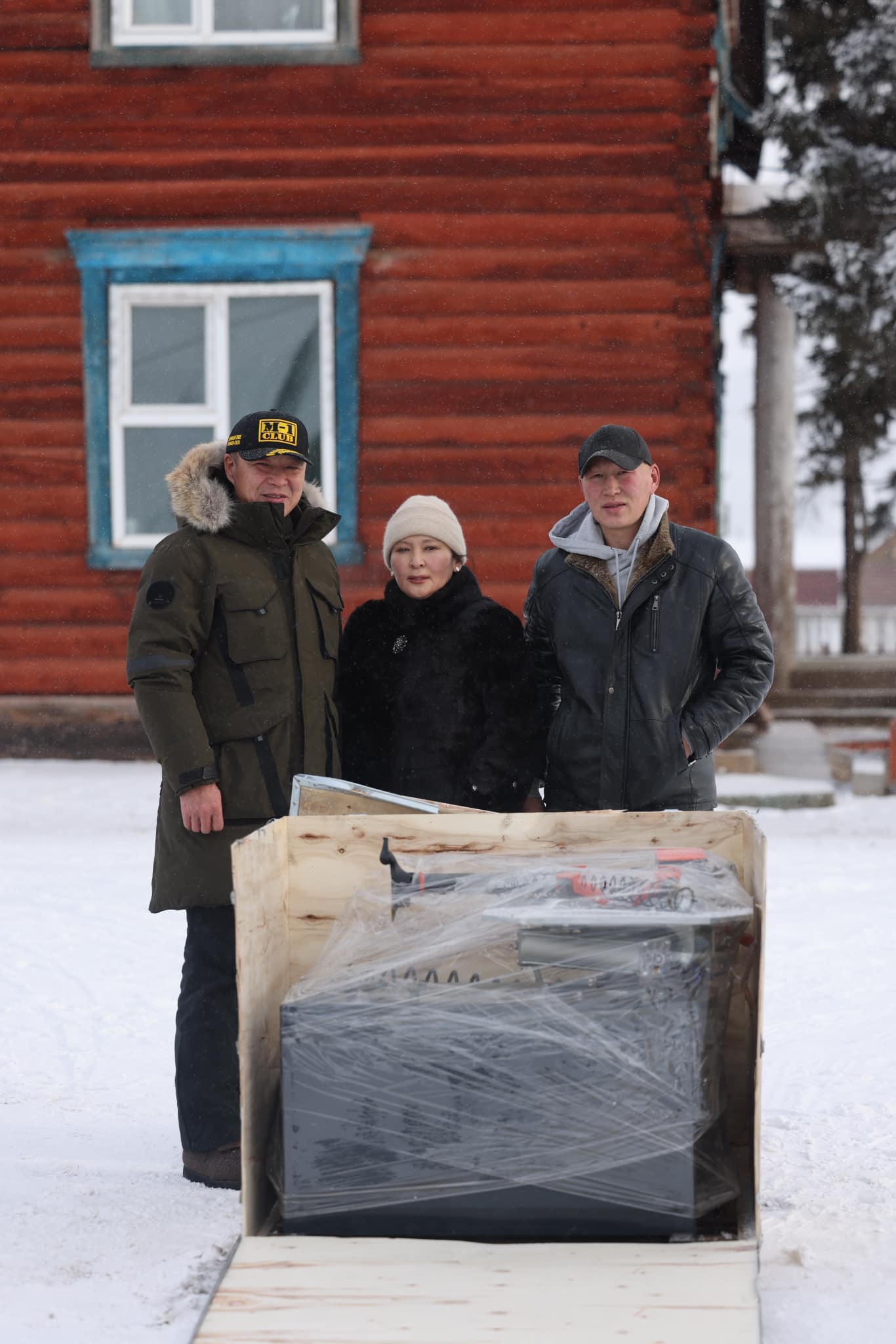 Дөрвөн хүүхдийн аав Б.Батцогтод дугуй засварын иж бүрэн тоног төхөөрөмж гардуулав